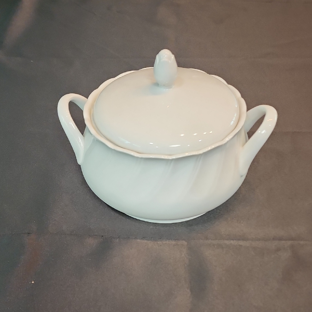 Sheffield Bone White Porcelain Fine China  Serving Bowl With Lid